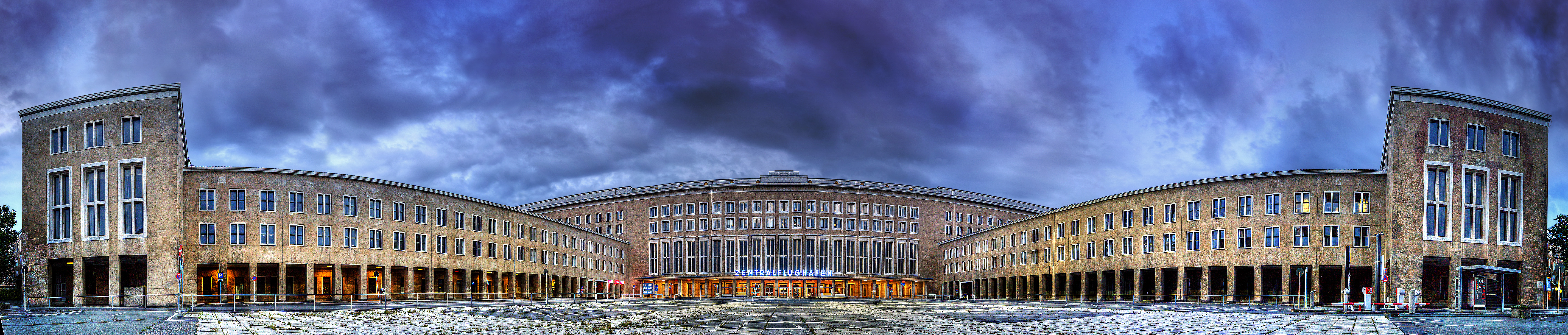 Flughafen Tempelhof Parkplatz und Eingang zum Terminal. 300°-Foto: Ajan Hannemann, CC-BY-SA-3.0 via Wikimedia Commons