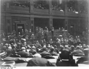 Reichstag, Plenarsitzungssaal. Public Domain. Deutsches Bundesarchiv via Wikimedia Commons